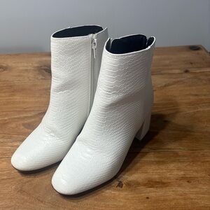 Chinese Laundry Daría White Textured Ankle Boots Size 5.5